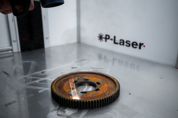 Fully cleaning rust of machine parts with the help of laser cleaning.
