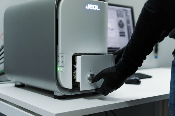 Scanning Electron Microscope (JEOL 6000 + EDS) Scanning Electron Microscope (JEOL 6000 + EDS)